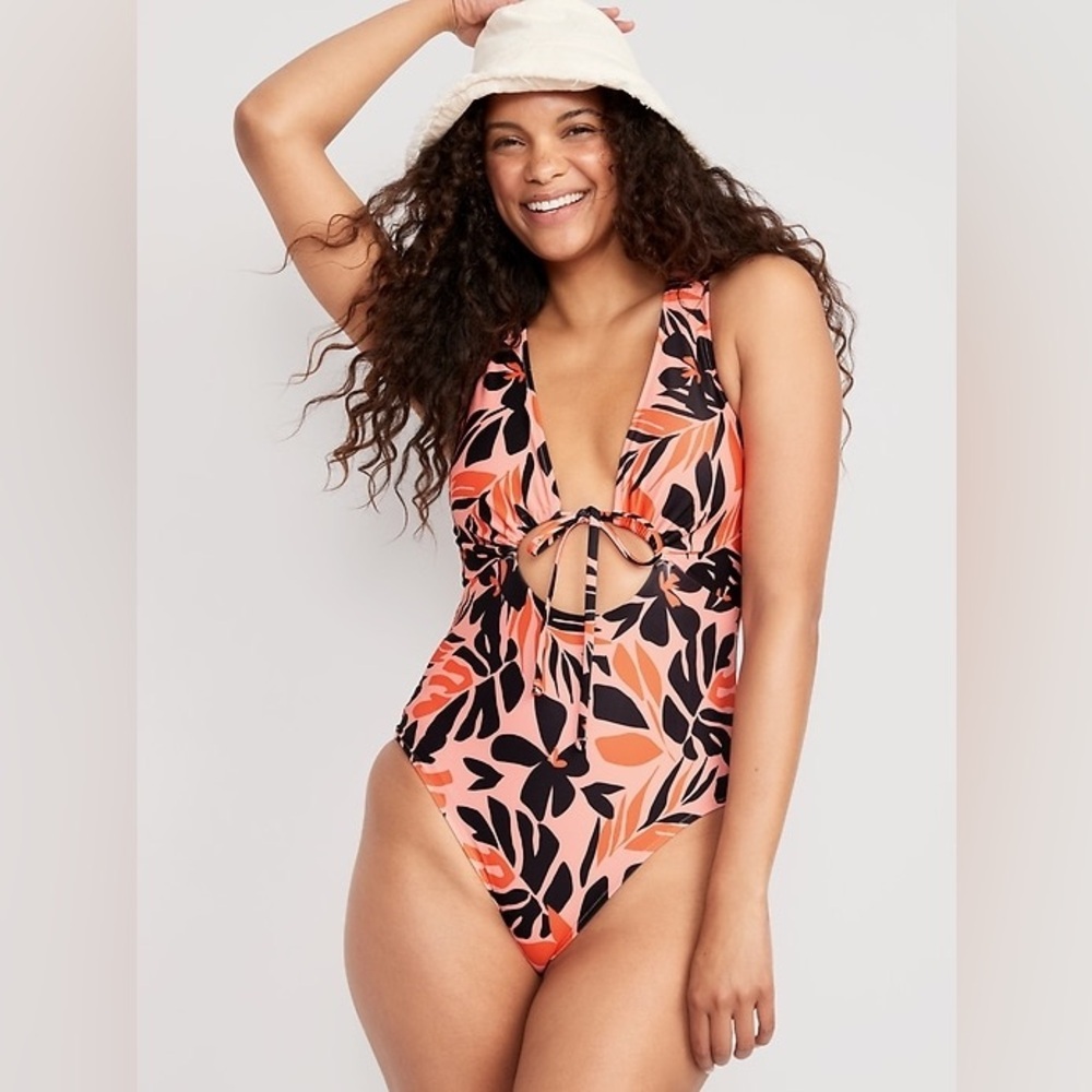 M Cutout-Front One-Piece Swimsuit for Women Medium
